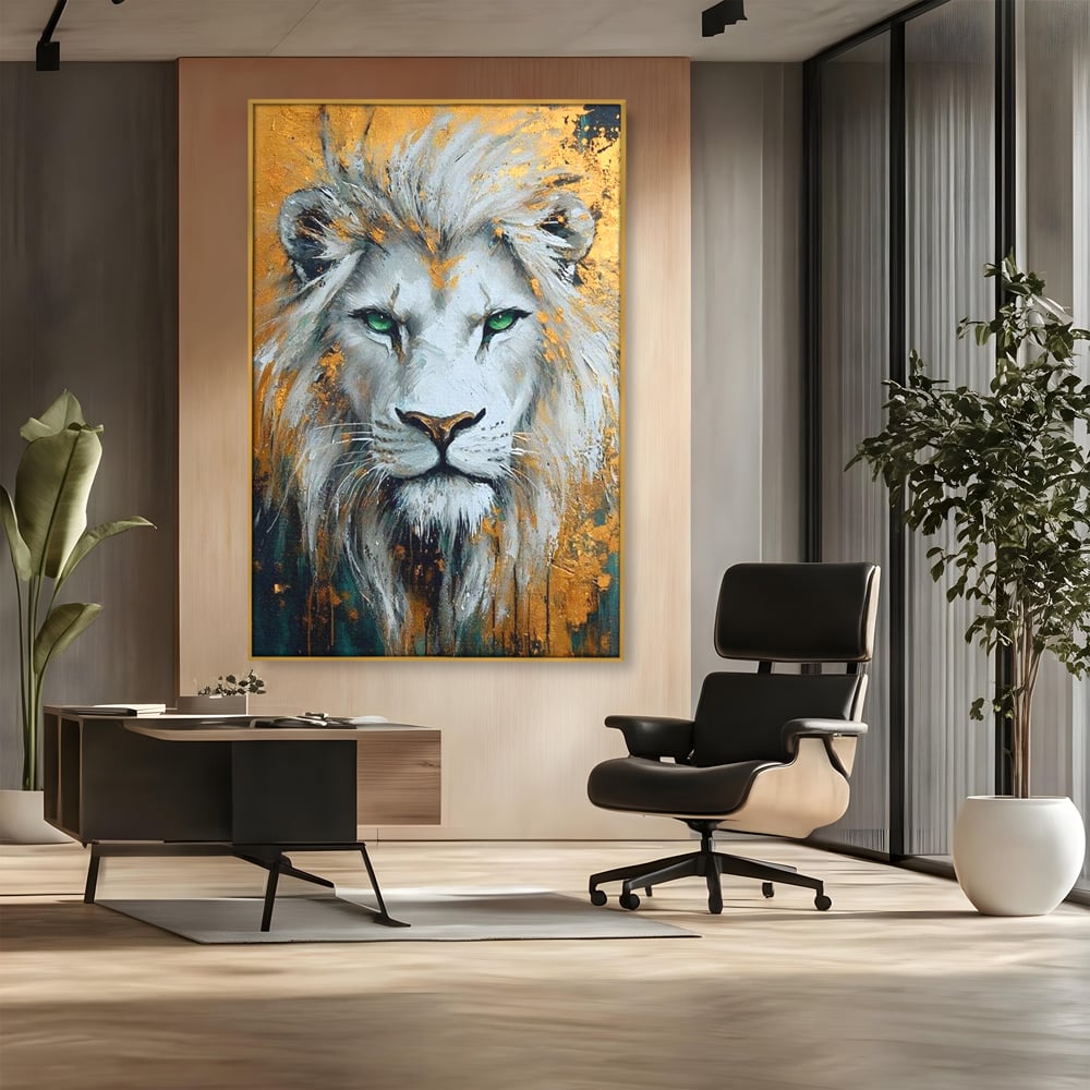 Tablou canvas cu tablou canvas cu leu alb si ochi verzi, in rama de aluminiu auriu, pe perete intr-un birou